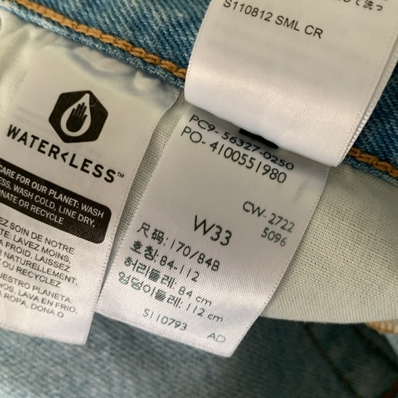 Women’s frayed Levis 501 Jean‎ shorts size W33 light Wash buttons fly distressed - Picture 8 of 9